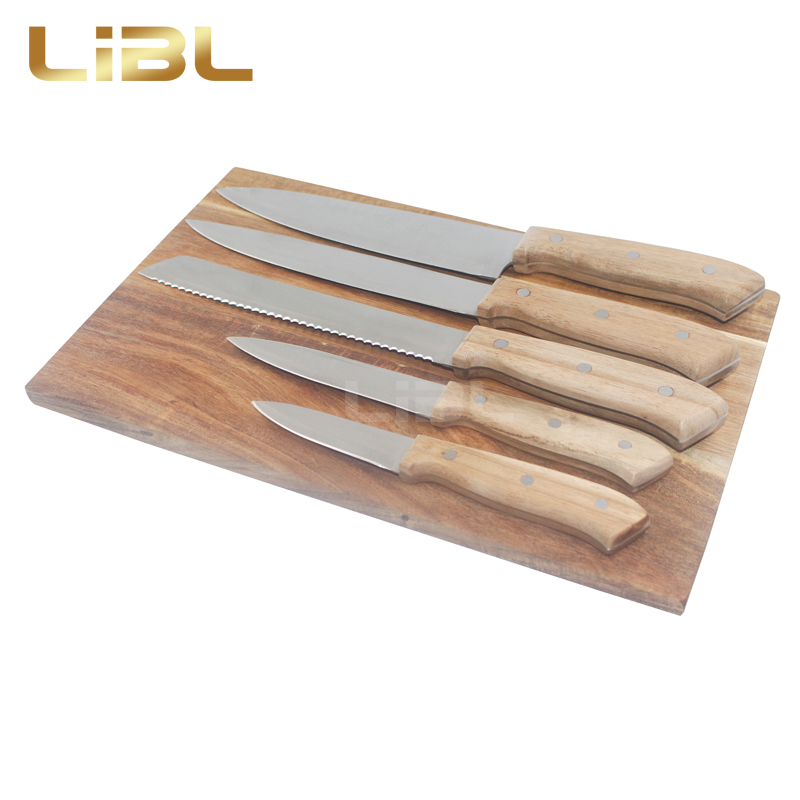 Full-tang knife set with cutting board
